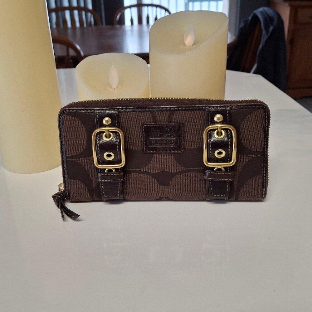 RARE (Like New) Vintage Signature Carly Chocolate Brown C Double Buckle Wallet